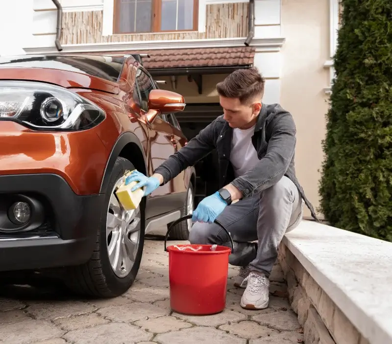 Lavage auto à domicile Vœuil-et-Giget : professionnel intervenant sur un véhicule